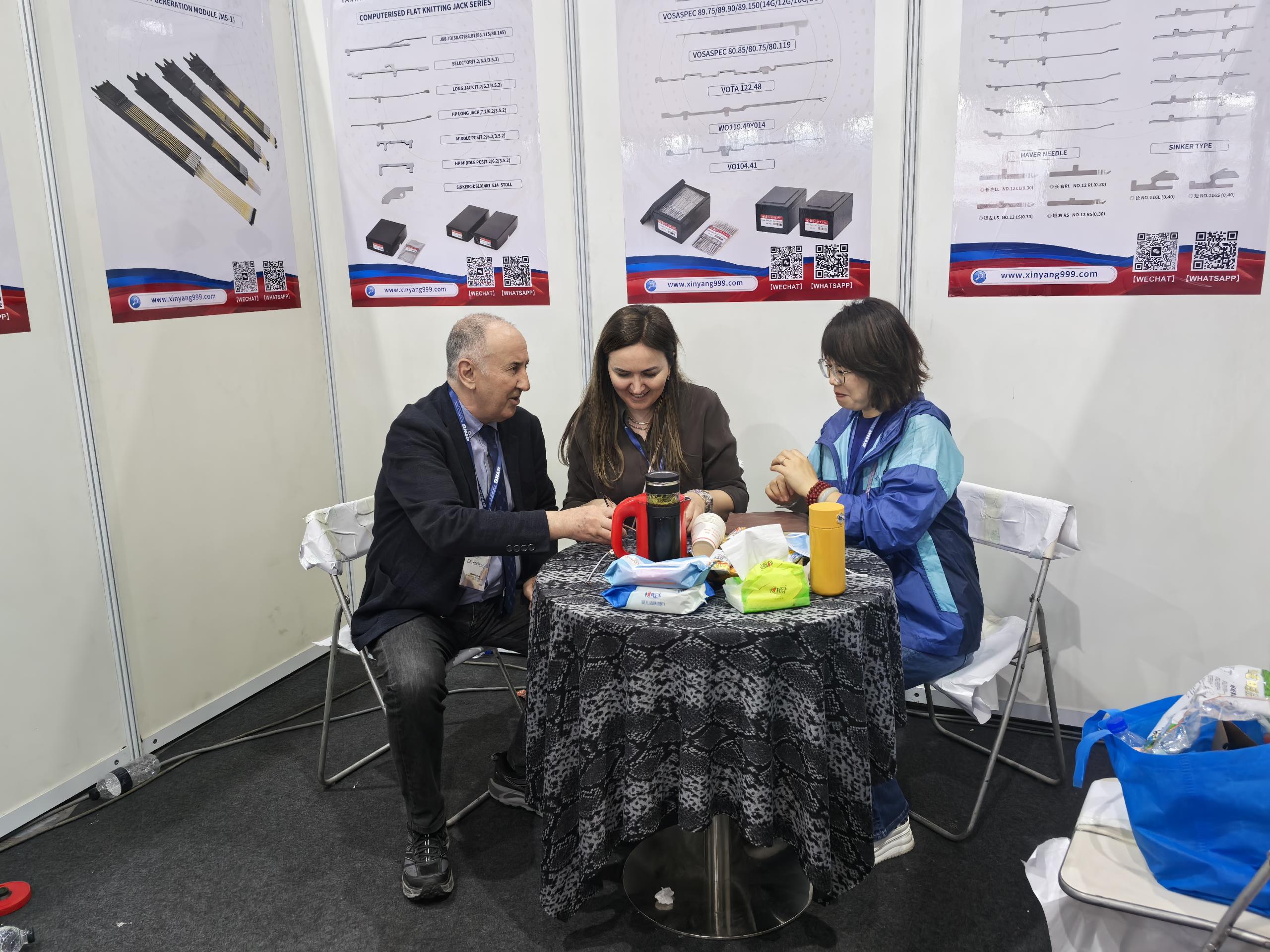 communicates with international customers during the exhibition